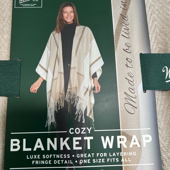 Woolrich Women’s One Size Plush Blanket Wrap Tan Miranda Plaid MSRP 70.00 - Picture 2 of 5
